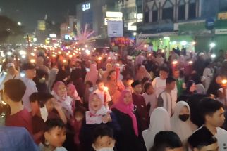 Ribuan Peserta Pawai Obor Padati Jalan Margonda Raya Kota Depok - JPNN.com Jabar