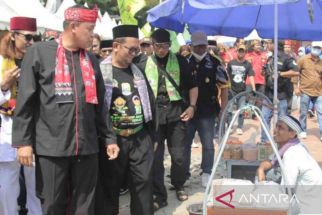 Mengenakan Pakaian Serba Hitam Tri Adhianto Hadiri Silaturahim Akbar Lebaran Bekasi - JPNN.com Jabar
