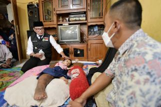 Datang ke Kabupaten Kuningan Ridwan Kamil Serahkan Bantuan Untuk Tazkiatul Aziziyah - JPNN.com Jabar
