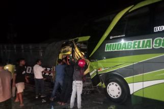 Bus dan Truk Adu Banteng di Jalan Deandles, Sopir Terjepit, Duh - JPNN.com Jogja