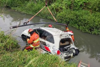 Salah Injak Gas Saat Belajar Menyetir, Mobil Tercebur ke Sungai Tambak Wedi - JPNN.com Jatim