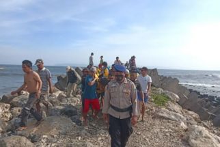 Detik-detik Menegangkan Nelayan di Jember Dihantam Ombak, 1 Orang Meninggal - JPNN.com Jatim