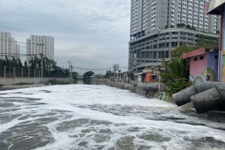 Sampel Air Sungai Kalidami yang Tercemar Limbah Busa Bakal Dikirim ke Lab, Berbahaya? - JPNN.com Jatim