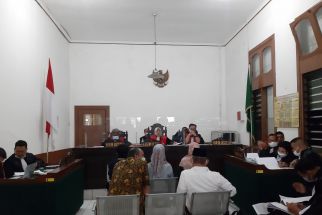 Saksi KPK Hilang Akal Dicecar Kuasa Hukum Ade Yasin, Majelis Hakim Kesal - JPNN.com Jabar