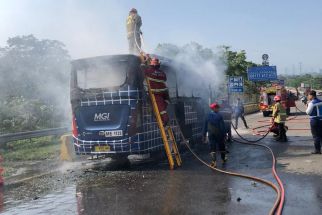 Innalillahi, Bus MGI Jurusan Pelabuhanratu-Bogor Terbakar di Gerbang Tol Ciawi - JPNN.com Jabar