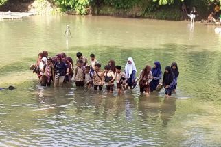 Ratusan Pelajar di Cianjur Harus Menerjang Sungai Demi Bersekolah - JPNN.com Jabar