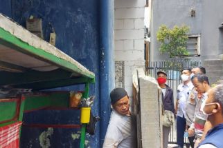 Dua Keluarga di Pulogadung Berseteru, Akses Jalan Tertutup Tembok, Begini Akhirnya - JPNN.com Jakarta