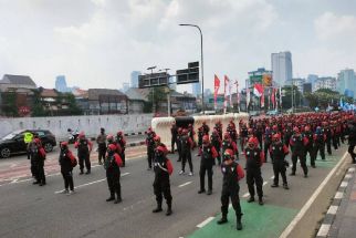 Berdemonstrasi di Depan Gedung DPR/MPR, Ratusan Buruh Sampaikan 3 Tuntutan Utama - JPNN.com Jakarta