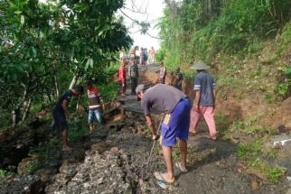 Longsor Melanda 3 Kecamatan di Trenggalek, Sekolah Ambruk Hingga Jalanan Desa Terputus - JPNN.com Jatim