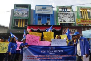 Belasan Kader Demokrat Kota Malang Demo Tolak Penunjukan Ketua Pascamuscab Jatim - JPNN.com Jatim
