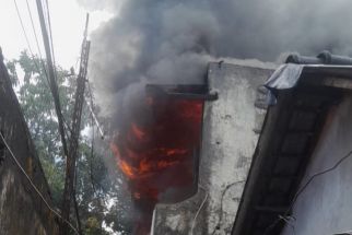 Akibat Korsleting Listrik, Rumah di Surabaya Dilalap Si Jago Merah - JPNN.com Jatim