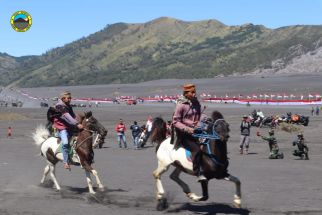 Bendera Merah Putih Sepanjang 2022 Meter Membentang di Lautan Pasir Gunung Bromo - JPNN.com Jatim