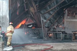 Belasan Mobil Pemadam Dikerahkan Untuk Menjinakkan Api di Pabrik Aluminium Foil Gunungputri - JPNN.com Jabar