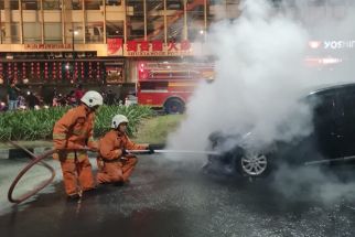 Mobilnya Tak Merespons Kendali, Irya Beruntung Keluar, Kendaraan Hangus - JPNN.com Jatim