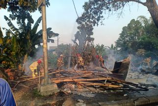 Akibat Bakar sampah, 6 Lapak Pedagang di Depok Hangus Terbakar - JPNN.com Jabar