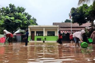 Sambil Menunggu Banjir Surut di MI Nurul Islam, Pihak Sekolah Gelar Lomba Menangkap Ikan - JPNN.com Jabar