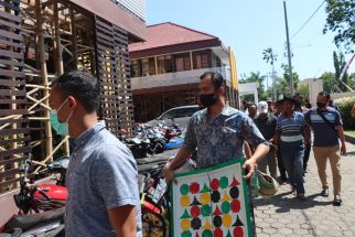 Siang Bolong Polisi Datang Menggerebek, Puluhan Orang di Probolinggo Lari Tunggang-Langgang - JPNN.com Jatim