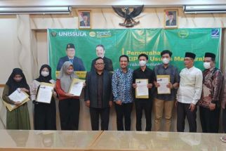 Puluhan Mahasiswa Unissula Semarang Terima Beasiswa KIPK dari DPR - JPNN.com Jateng