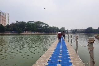 Belum Sebulan Diresmikan Tiang Jembatan Apung Situ Rawa Kalong Sudah Rusak dan Hilang - JPNN.com Jabar