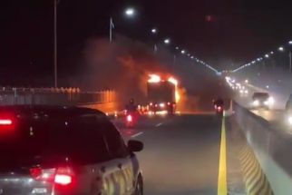 Truk Boks Pendingin Terbakar di Jembatan Suramadu, Kepalanya Gosong - JPNN.com Jatim