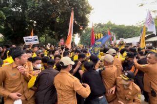 Lihat Tuh, Aksi Saling Dorong Warnai Demonstrasi Ribuan Mahasiswa UI - JPNN.com Jabar