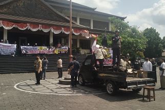 SBSI Menggelar Demo di Depan DPRD Surakarta, Minta Polri Usut Tuntas Kasus Pembunuhan Brigadir J - JPNN.com Jateng