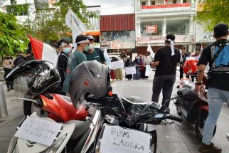 Aksi Unik Mahasiswa di Jogja Tolak Kenaikan Harga BBM, Dorong Sepeda Motor ke Gedung DPRD - JPNN.com Jogja