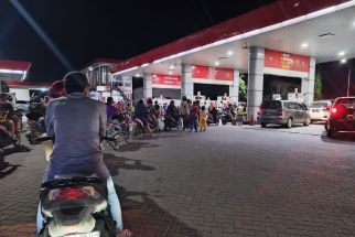Kenaikan Harga BBM Diumumkan Besok, Pom Bensin di Surabaya Diserbu Warga, Antrean Mengular - JPNN.com Jatim