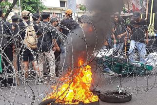 Massa HMI & GMNI Geruduk DPRD Jateng, Tolak Kenaikan BBM, Sempat Bersitegang dengan Polisi - JPNN.com Jateng