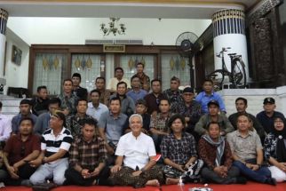 Puluhan Kades dari Dompu NTB Datangi Kediaman Ganjar Malam-malam, Oalah - JPNN.com Jateng