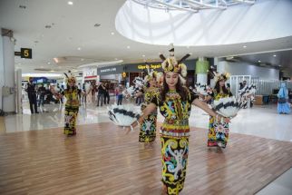 Hari Pelanggan Nasional, Bandara Lombok Bagi-bagi yang Unik  - JPNN.com NTB