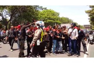 Aksi Demo Tolak Kenaikan Harga BBM di Surabaya Sempat Diwarnai Bentrokan - JPNN.com Jatim