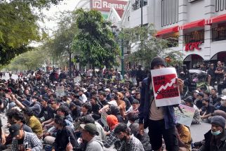 Sampai Sore, Ratusan Massa Aksi Masih Geruduk Gedung DPRD DIY - JPNN.com Jogja
