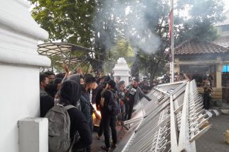 Demo di Depan DPRD DIY Mulai Panas, Massa Aksi Bakar Ban dan Merobohkan Pagar - JPNN.com Jogja