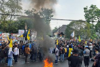 Massa Aksi Mahasiswa dan PMII di DPRD Jabar Saling Dorong - JPNN.com Jabar