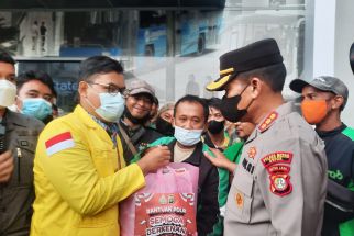 Polres Metro Depok Bagikan 250 Paket Sembako untuk Sopir Angkot dan Ojol - JPNN.com Jabar