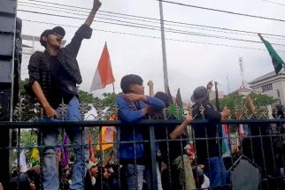 Demo di Semarang Memanas, Kawat Berduri Diterobos Massa Aksi - JPNN.com Jateng