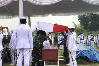 Jenazah Awak Pesawat Latih TNI AL Dimakamkan Secara MIliter di Sidoarjo - JPNN.com Jatim