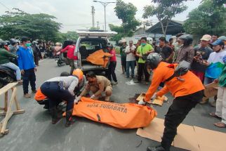 Kecelakaan Roda Dua Vs Truk di Manukan Kulon, Pengendara Motor Tewas Terlindas, Ngeri - JPNN.com Jatim