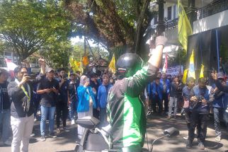 Demo Tolak Kenaikan Harga BBM di Malang, Driver Ojol Ikut Berorasi - JPNN.com Jatim