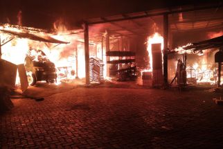 Bocah Main Korek, Gudang Mebel & 2 Rumah di Surabaya Ludes Terbakar - JPNN.com Jatim