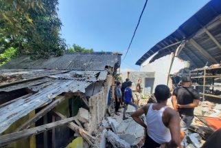 Buntut Kebakaran Gudang JNE, Sejumlah Rumah Kontrakan Warga Hancur Tertimpa Tembok Pembatas - JPNN.com Jabar