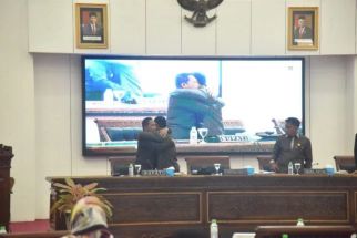 Bupati Thoriq Emosional Saat Ketua DPRD Lumajang Mundur, Matanya Berkaca-Kaca - JPNN.com Jatim