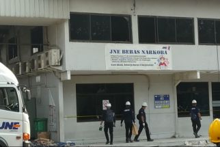 Selama 5 Jam Puslabfor Polri Cari Penyebab Kebakaran Gedung JNE Cimanggis Depok - JPNN.com Jabar