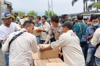 Porter Jip TNBTS Dapat Sembako dari Polres Malang - JPNN.com Jatim