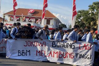 Massa Demo BBM di Surabaya Menolak Dialog dengan Pemerintah, Ini Alasannya - JPNN.com Jatim