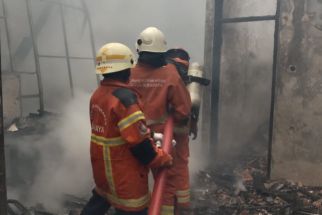 Kebakaran Rumah di Jalan Donokerto, Pria dan Balita Sempat Terjebak di Dalam - JPNN.com Jatim