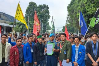 Kelompok Cipayung Plus Bogor Raya Gelar Aksi Unjuk Rasa di Depan Istana Bogor, Ini 4 Tuntutannya - JPNN.com Jabar