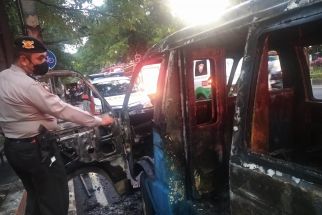 Angkot di Dekat Kampus UB Malang Tiba-Tiba Terbakar, Mahasiswa Geger - JPNN.com Jatim