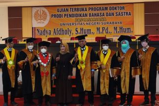 Keren, Nadya Afdholy Lulus Cumlaude Doktor Unesa dan Hasilkan Puluhan Jurnal Ilmiah - JPNN.com Jatim